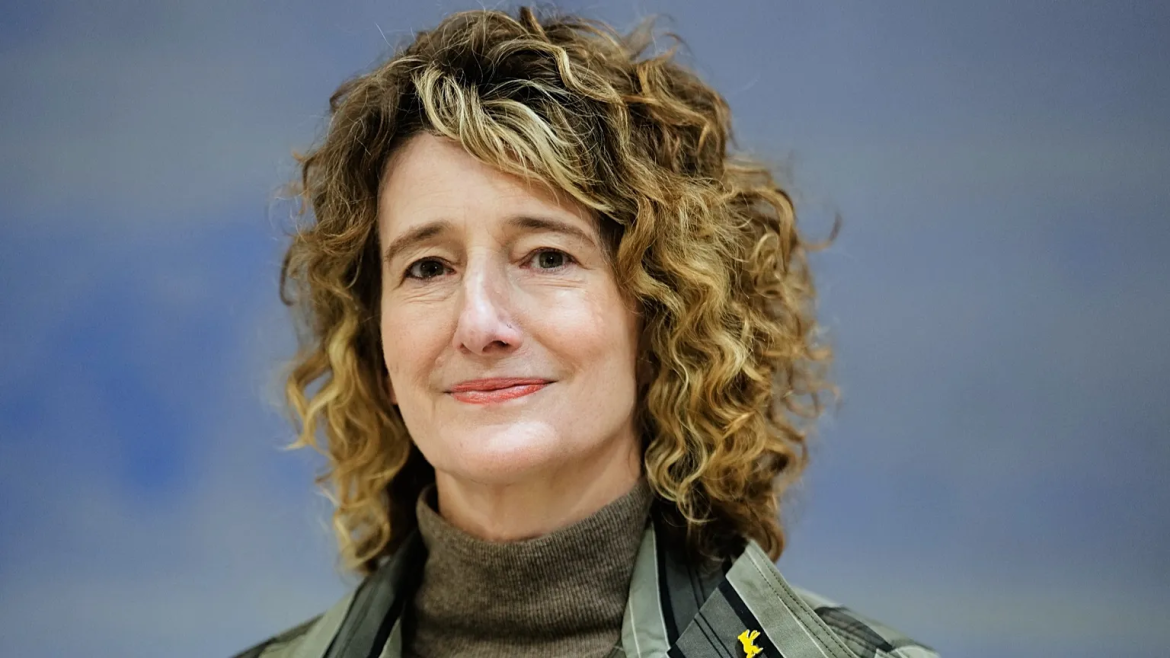 Tricia Tuttle bleibt Berlinale-Intendantin: KBB empfiehlt Verhaltenskodex und Forum, Festival verzeichnet Erfolg bei Weltpremieren und Tickets.
