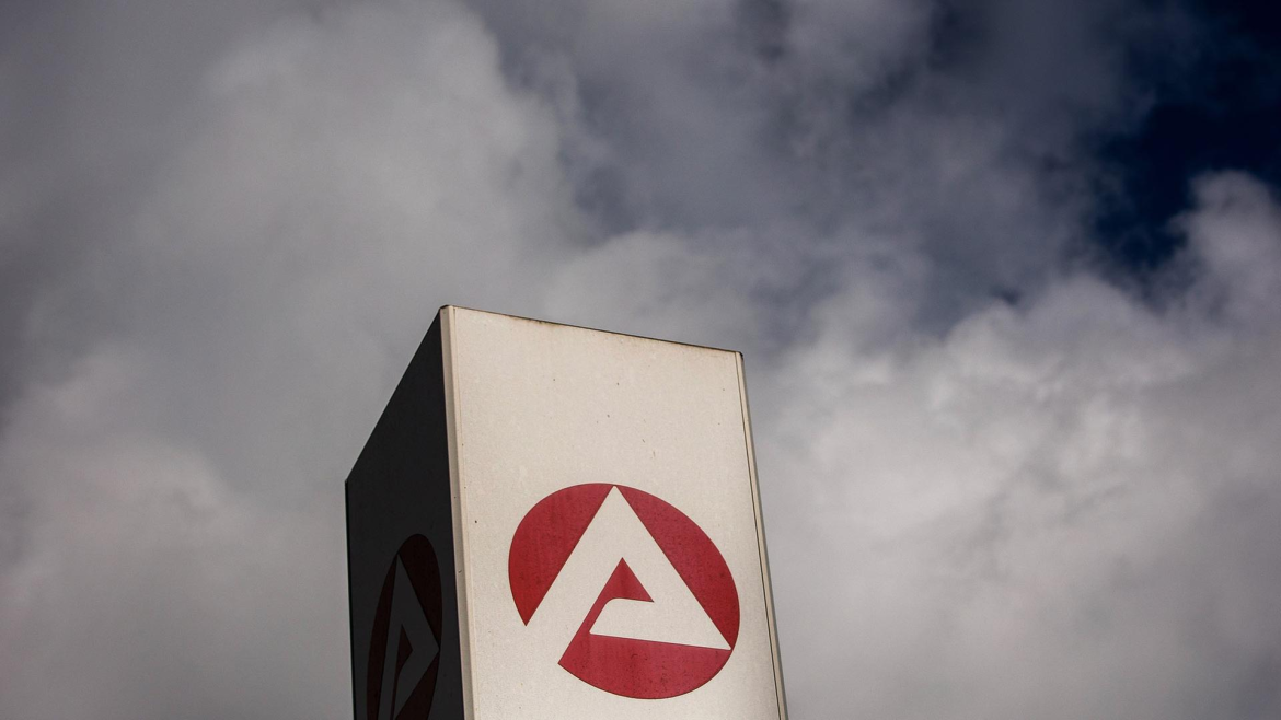 Der Bundestag beschließt die neue Grundsicherung ab 1. Juli mit härteren Mitwirkungspflichten, Leistungskürzungen und kontroverser Kritik von Politik und Verbänden.