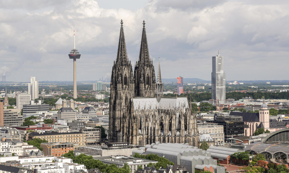 Der Kölner Dom führt ab der zweiten Hälfte 2026 Eintritt für Touristen ein. Grund sind steigende Kosten für Betrieb, Schutz und Pflege der Kathedrale.