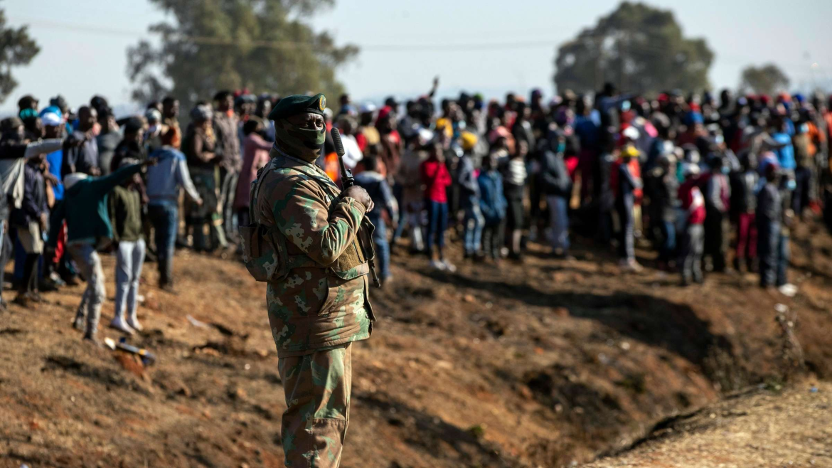 Über 1.000 Soldaten sollen Kapstadts Cape Flats gegen eskalierende Bandenkriege unterstützen. Gewalt, Drogenhandel und historische Ursachen bleiben große Herausforderung.
