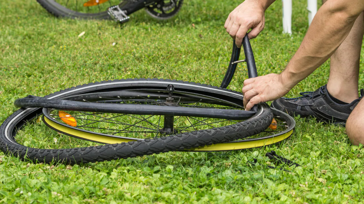 Fahrrad Reifen wechseln: Einfache Anleitung für Mantel und Schlauch. Mit und ohne Reifenheber – so wechseln Sie den Reifen in 15 Minuten.