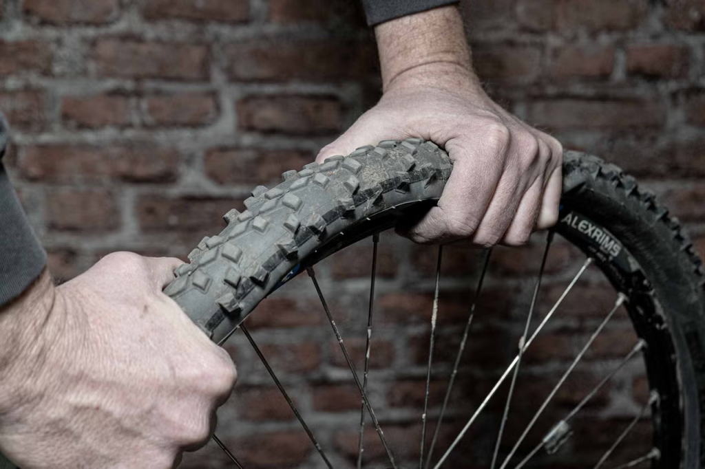 Fahrrad Reifen wechseln: Anleitung für Mantel und Schlauch