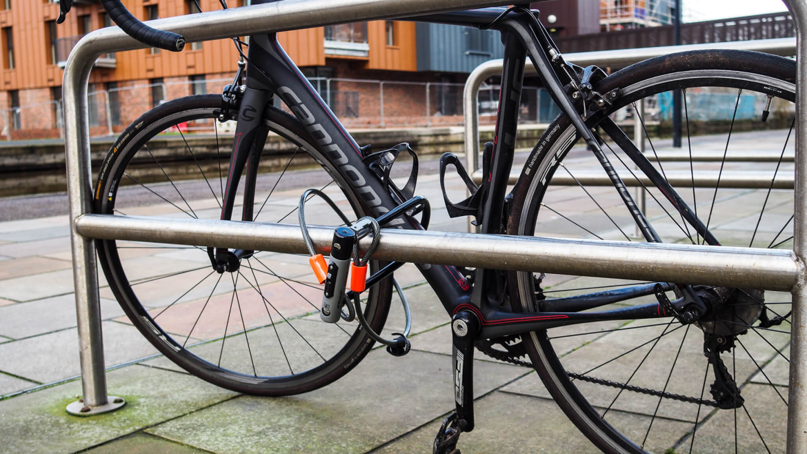 Fahrrad Diebstahl verhindern: 8 Tipps von der Schloss-Wahl über den GPS-Tracker bis zur Registrierung. So schützen Sie Ihr Rad 2026.