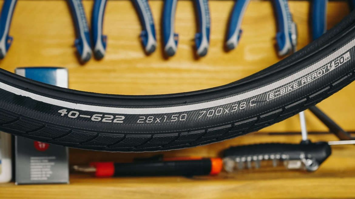 Fahrradschlauch Größe finden: So lesen Sie die Reifengröße ab und finden den passenden Schlauch. Tabelle für 26, 28, 29 Zoll und alle ETRTO-Maße.