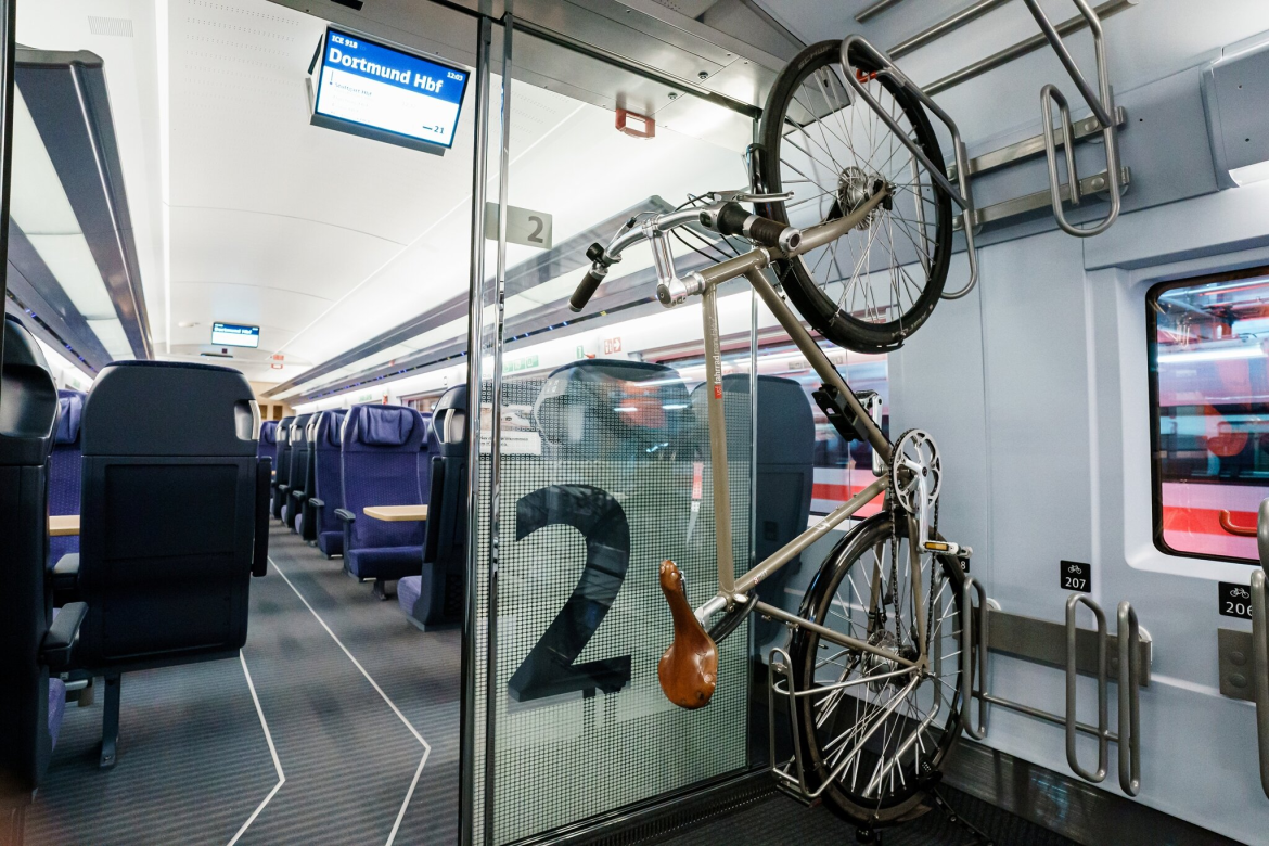 Fahrrad im Zug mitnehmen: Alle Regeln für ICE, IC, Regionalzug und S-Bahn. Fahrradkarte, Stellplätze reservieren und Tipps für stressfreies Reisen.
