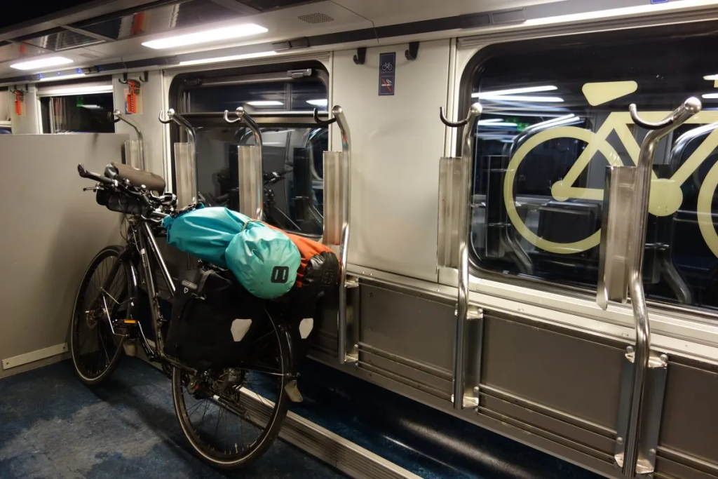 Fahrrad mit in den Zug nehmen: Regeln, Kosten und Tipps für die Bahn