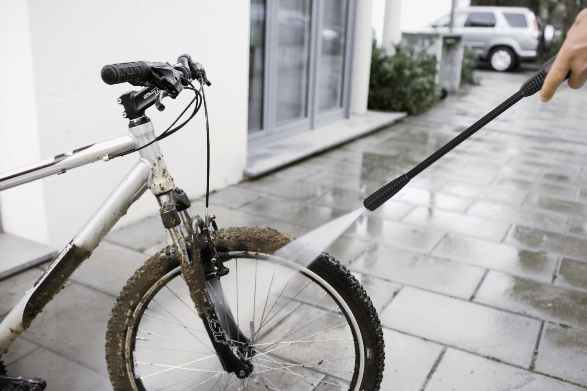 Fahrrad reinigen: Schritt-für-Schritt-Anleitung für eine schonende Wäsche. Warum ein Hochdruckreiniger schadet und welche Mittel wirklich helfen.