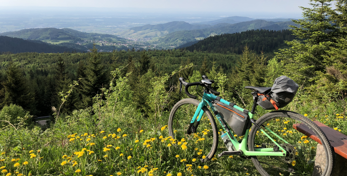 Bikepacking für Anfänger: Kompletter Einstiegs-Guide mit Ausrüstungsliste, Routenplanung und Tipps für die erste Nacht unter freiem Himmel.