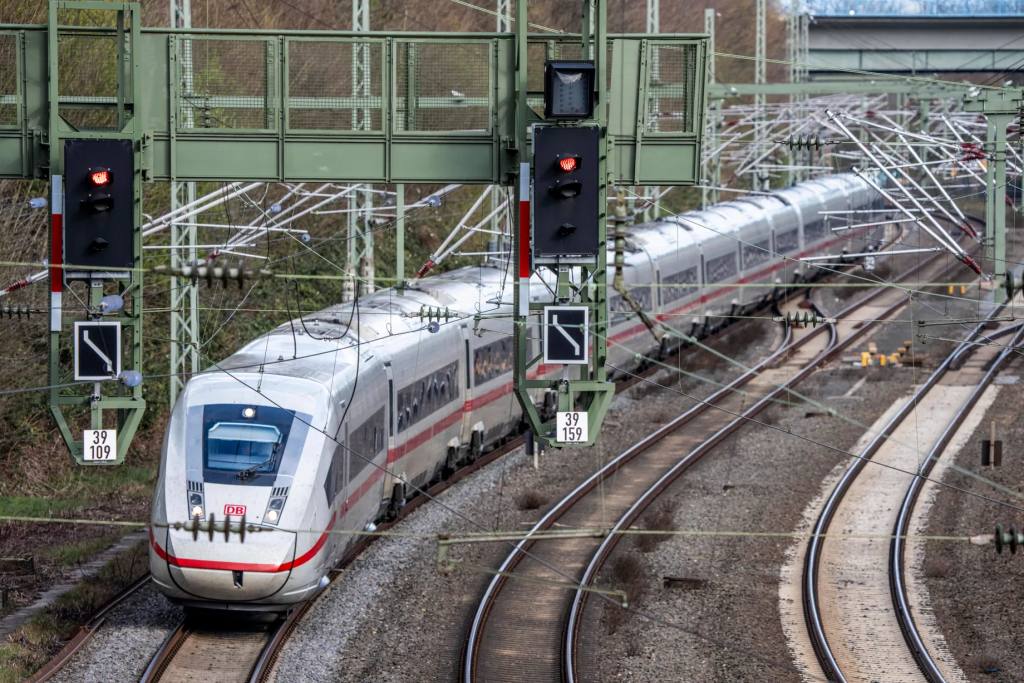 Hunderte Zugreisende zwischen Berlin und München gestrandet: Oberleitungsschaden legt ICE-Strecke lahm