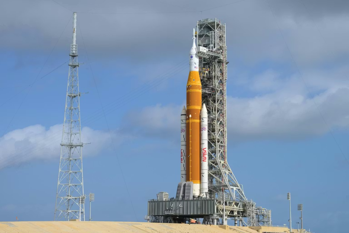 Artemis 2 Mission startet erfolgreich: NASA schickt vier Astronauten mit Orion zum Mond. Erster bemannter Flug seit 1972. Details zu Crew, SLS-Rakete und Flugplan.