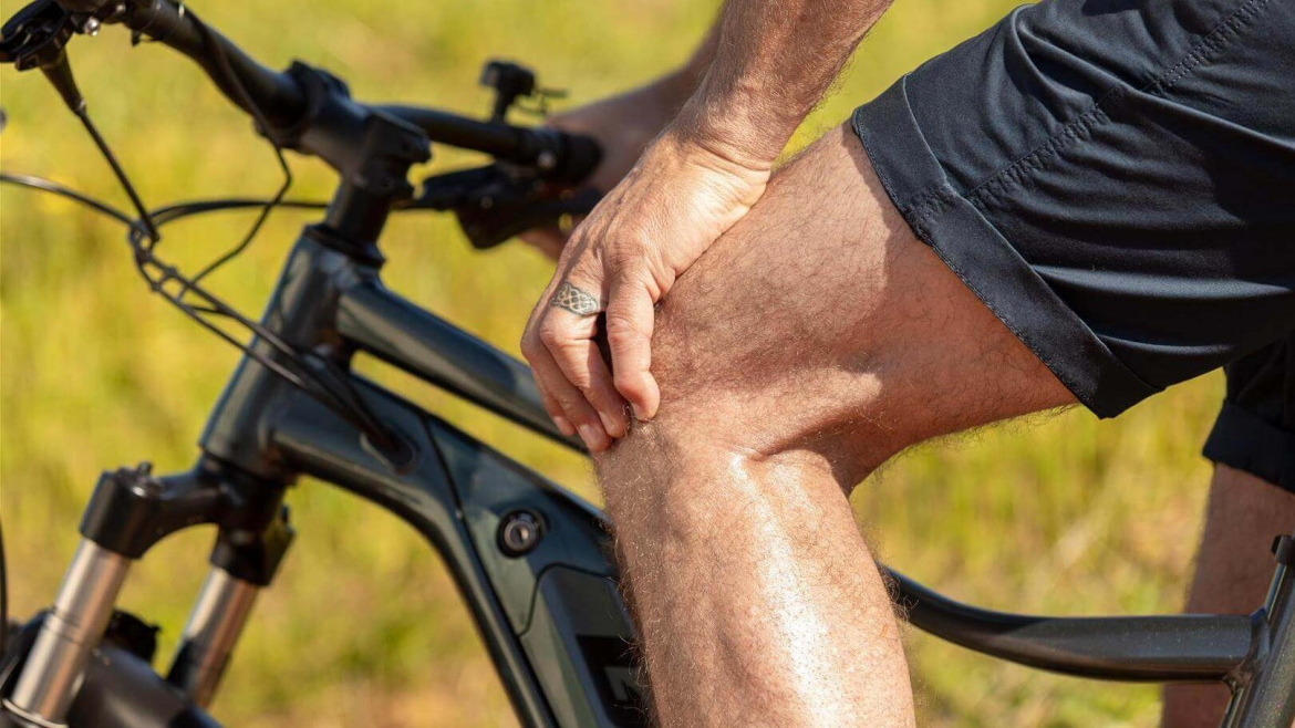 Knieschmerzen beim Radfahren? Häufige Ursachen wie falsche Sattelhöhe und zu hohe Gänge. 7 bewährte Tipps zur Vorbeugung und Behandlung.
