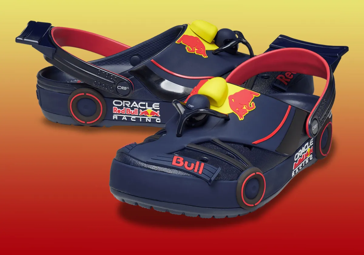 Red Bull Racing Crocs bringen Formel-1-Design auf die Straße. Die limitierte Kollektion erscheint ab 21. Mai mit exklusiven Motorsport-Details.