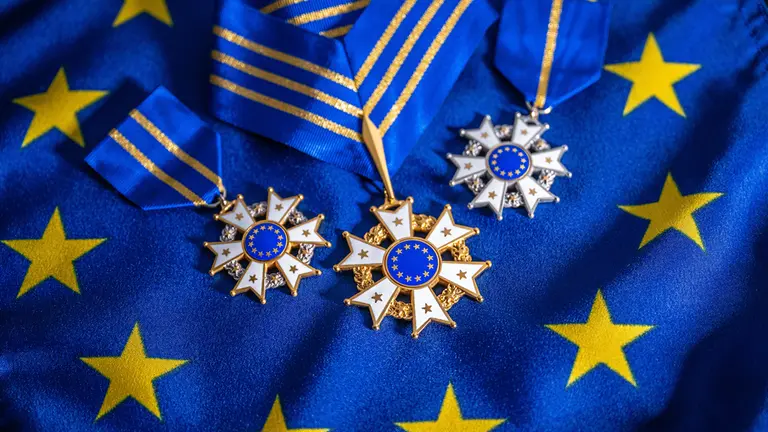 Europäischer Verdienstorden für Merkel und Selenskyj: EU ehrt politische Ikonen und U2 in Straßburg