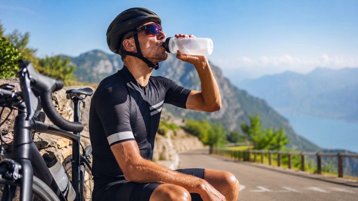 Wie viel Wasser sollte ein Radfahrer trinken? Alle Empfehlungen zur richtigen Flüssigkeitszufuhr beim Radfahren, Elektrolyten, Hydration im Sommer und Trinkstrategien für lange Touren.