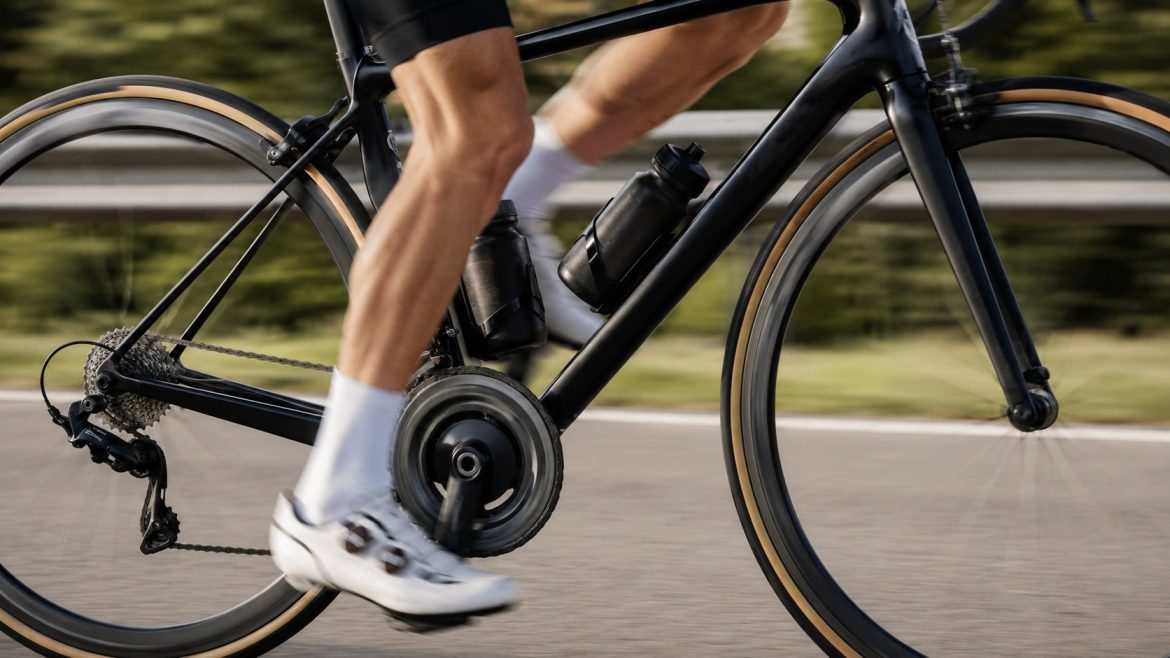 Kadenz im Radsport erklärt: Welche Trittfrequenz optimal ist, wie sie Leistung und Knie beeinflusst und wie Radfahrer ihre Kadenz messen und trainieren.