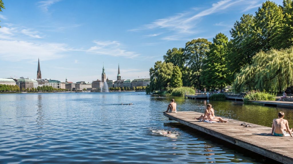 Badeseen Hamburg 2026 geöffnet: 16 Badestellen, Google Maps Links und Blaualgen-Warnung am Eichbaumsee
