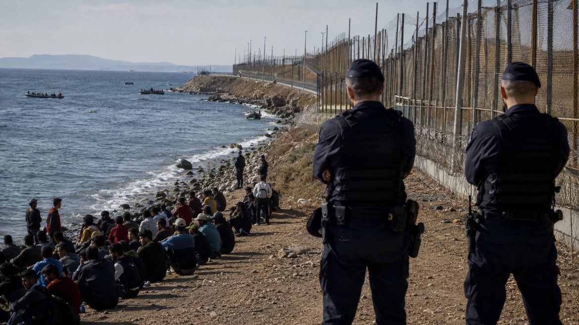 Italien schließt Grenzen zu Spanien nach der Migrationskrise in Ceuta. Flug- und Seereisende müssen mit neuen Kontrollen rechnen.