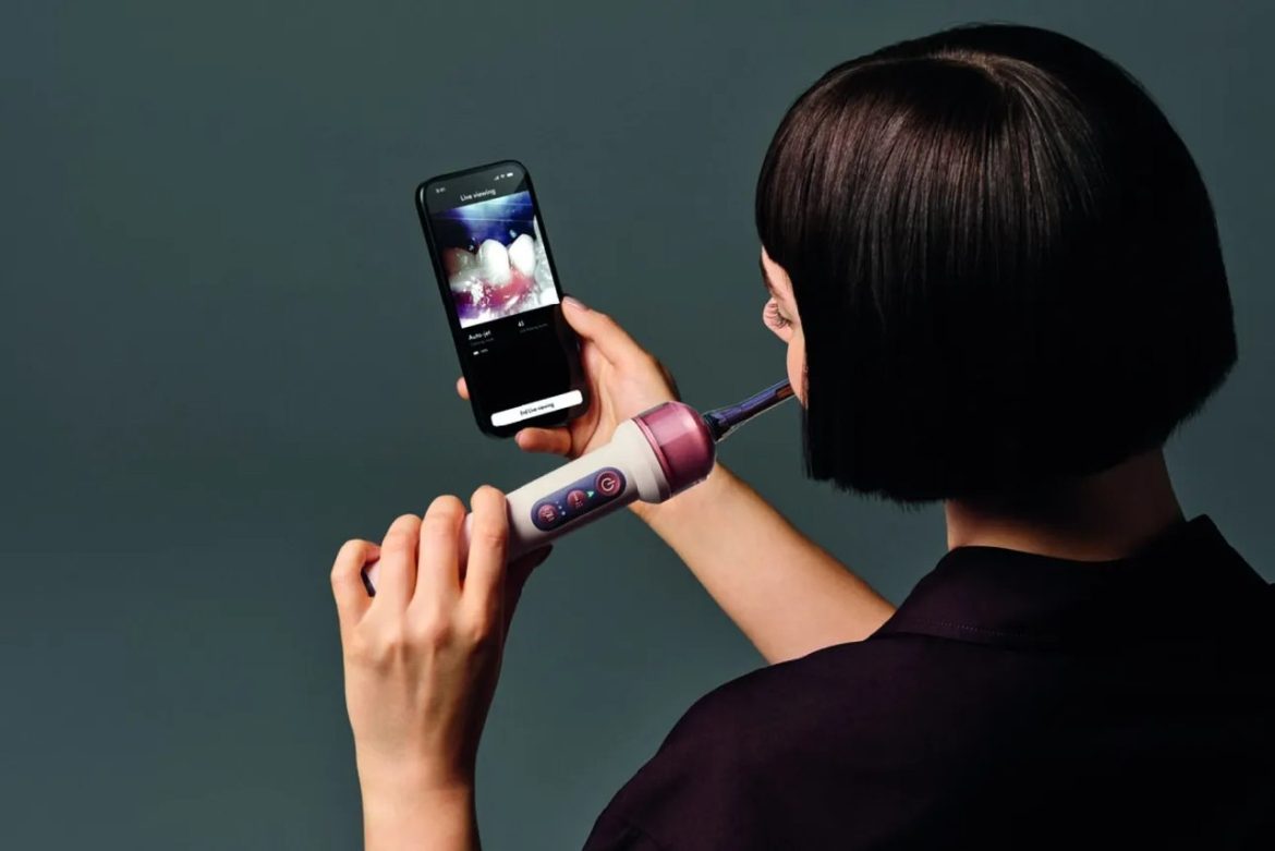 Dyson CameraJet kostet in Deutschland 479 Euro. Die smarte Zahnbürste nutzt Kamera, KI und Munddusche zur Reinigung der Zahnzwischenräume.