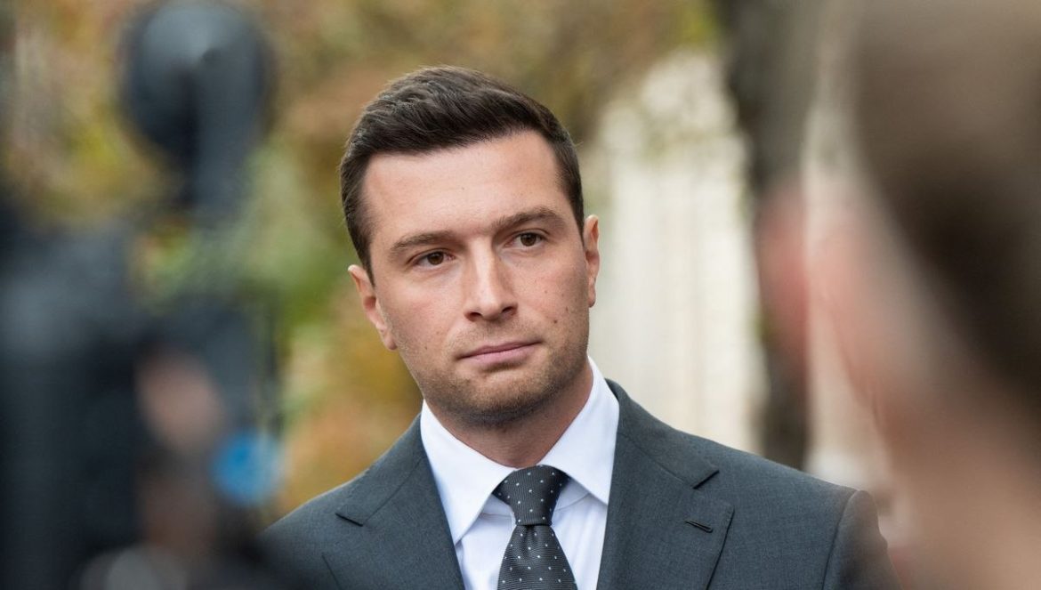 Jordan Bardella weist antisemitische Nachrichten zurück, die Mediapart ihm zuschreibt, und kündigt eine Verleumdungsklage gegen das Portal an.