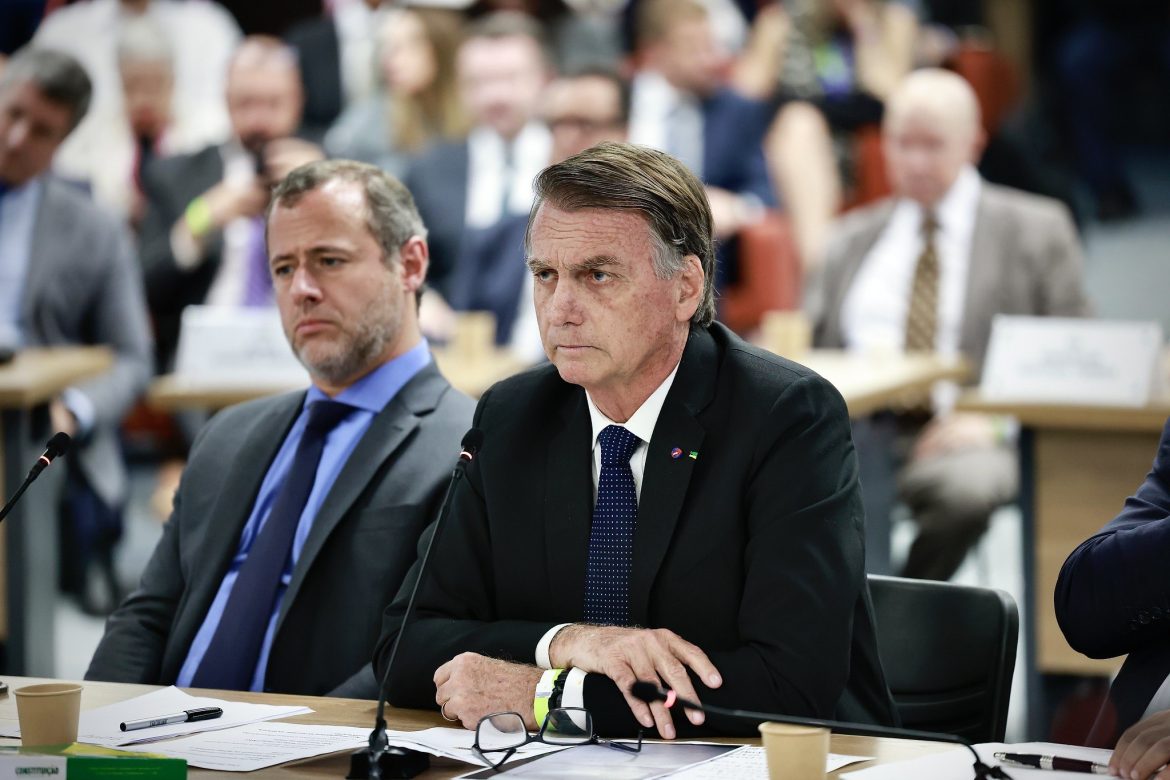 Brasilien-Wahl 2026 entscheidet zwischen Lula und Flávio Bolsonaro. Umfragen zeigen ein enges Rennen, eine Stichwahl am 25. Oktober ist möglich.