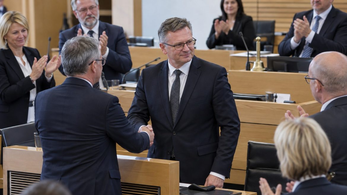 Tobias Rausch wird Landtagspräsident in Sachsen-Anhalt. Der AfD-Politiker erhielt 48 Stimmen und übernimmt als erster AfD-Politiker dieses Amt.