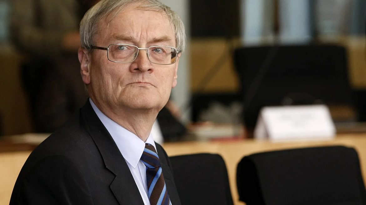 August Hanning festgenommen: Gegen den früheren BND-Chef wird wegen Spionage, Staatsgeheimnissen und möglichem Landesverrat ermittelt.