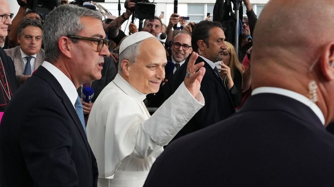 Papst Leo XIV. verlässt nach seiner Lungenkrebs-Operation die Klinik in Rom. Ärzte bestätigen seine Erholung. Am Sonntag ist das Angelus-Gebet geplant.