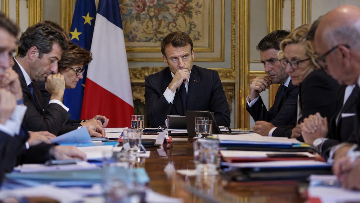 Ausschreitungen in Frankreich: 2.000 Festnahmen, 600 verletzte Einsatzkräfte und schwere Schäden. Macron beruft nach den Protesten eine Krisensitzung ein.