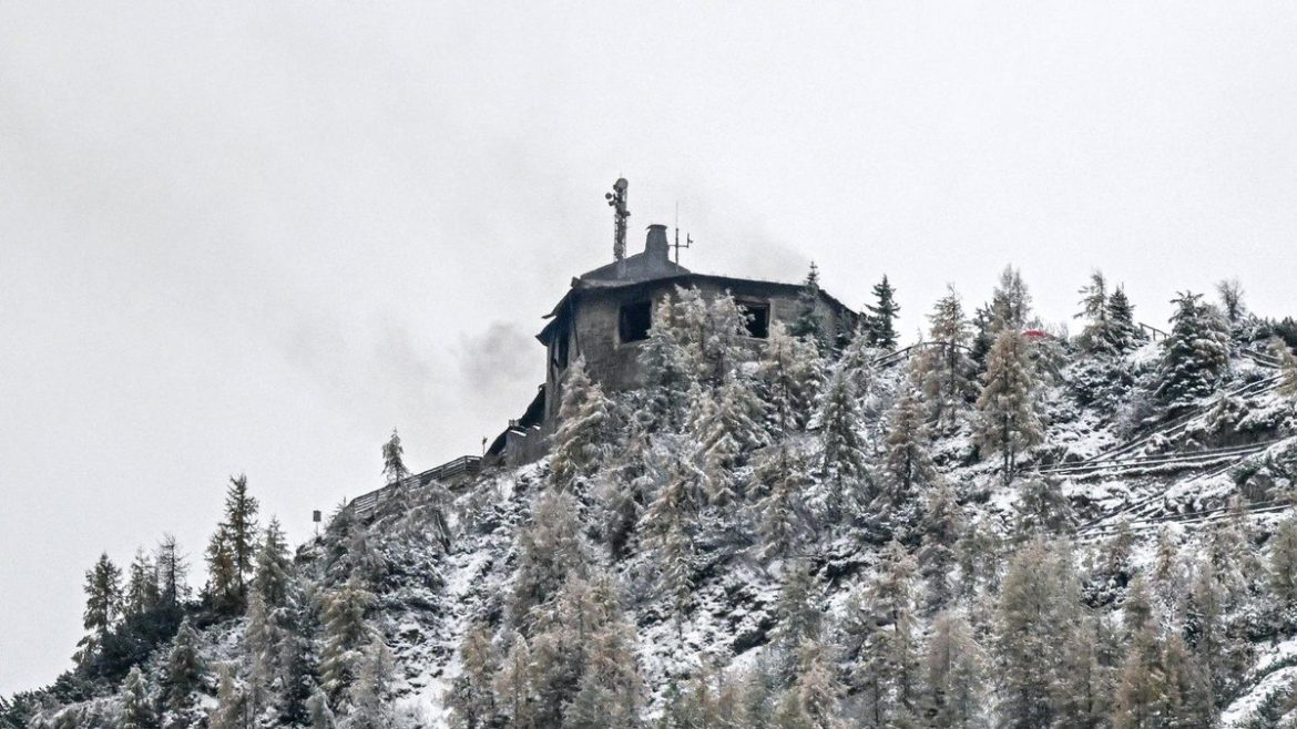 Kehlsteinhaus Brand in Berchtesgaden: Historisches Gebäude zerstört. Ein 33-Jähriger wurde festgenommen. Polizei ermittelt wegen Brandstiftung.